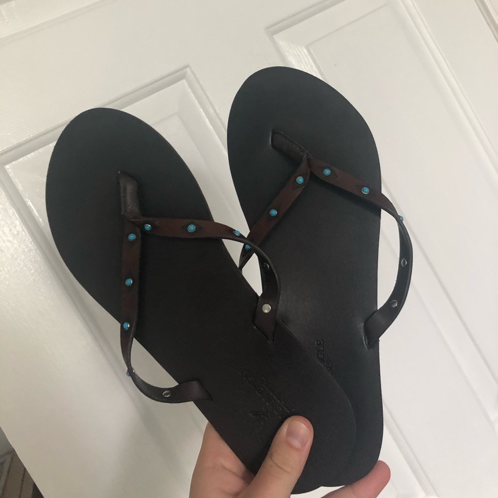 American Eagle flip flops
